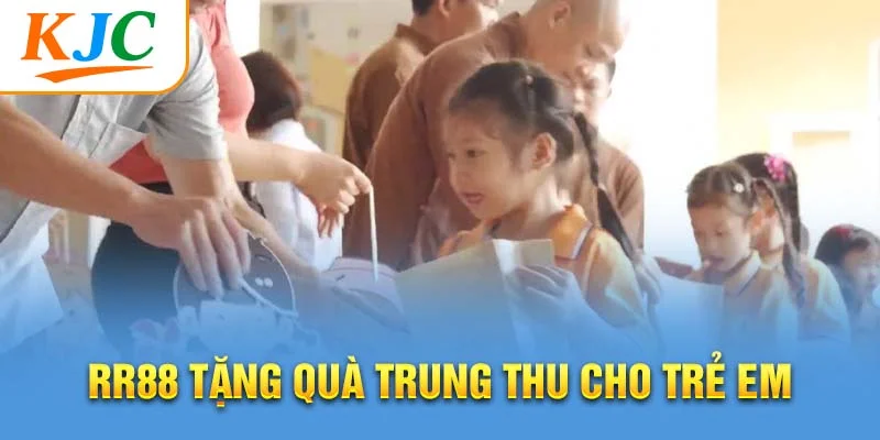RR88 tặng quà Trung Thu cho trẻ em